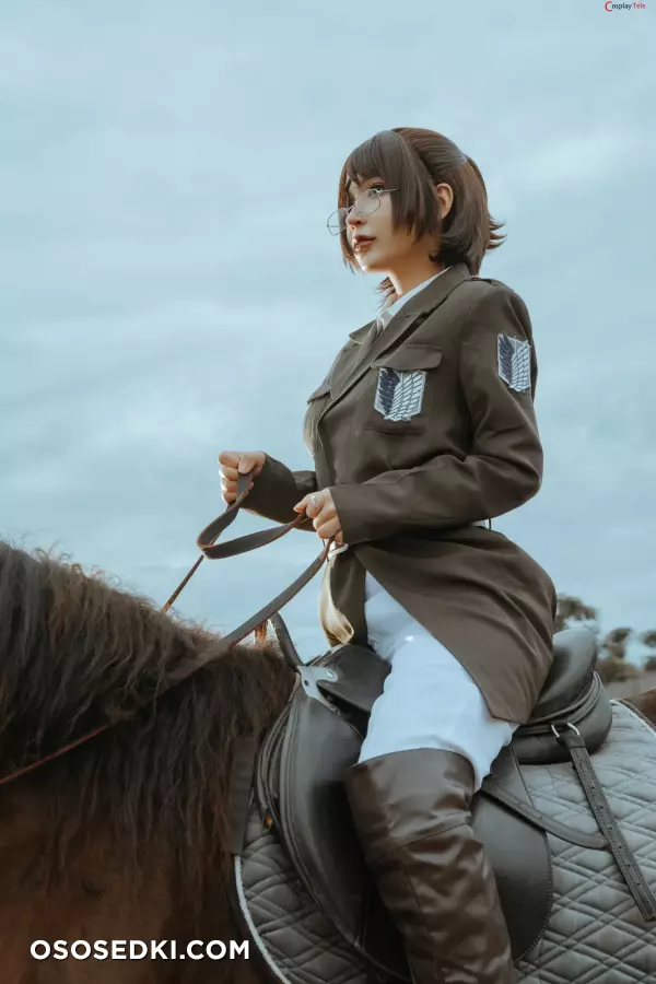 Umeko J cosplay Hange Zoe - Attack on Titan - Photo 3