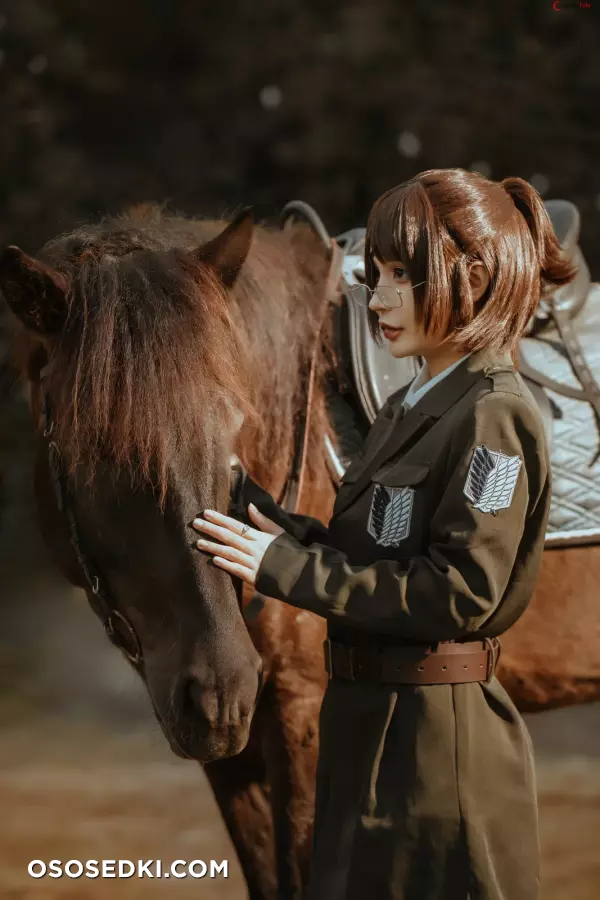 Umeko J cosplay Hange Zoe - Attack on Titan - Photo 5
