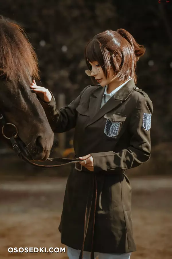 Umeko J cosplay Hange Zoe - Attack on Titan - Photo 9