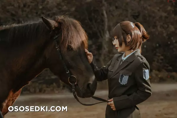 Umeko J cosplay Hange Zoe - Attack on Titan - Photo 13