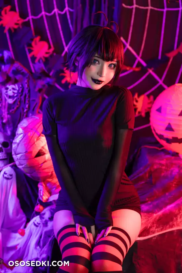 Umeko J cosplay Mavis Dracula - Hotel Transylvania - Photo 1