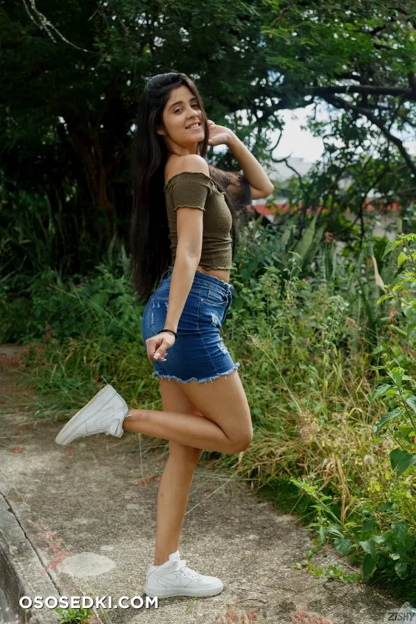 Katie Arias From Vanezeula - Photo 2