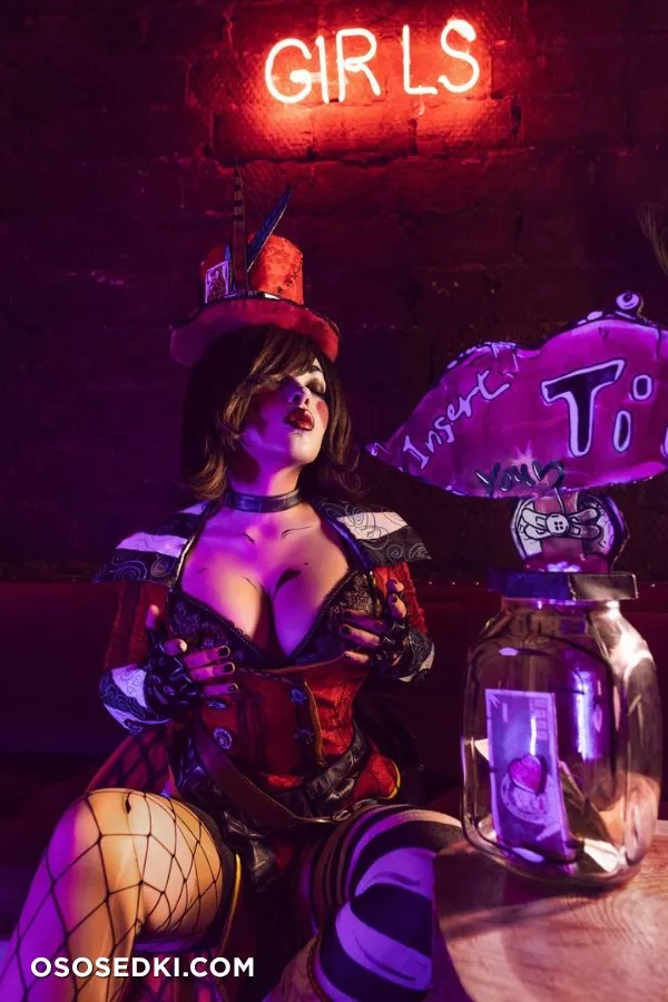 Mad Moxxi - Photo 6