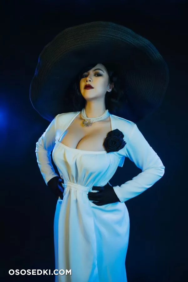 Uy Uy | Resident Evil | Alcina Dimitrescu  - Photo 1