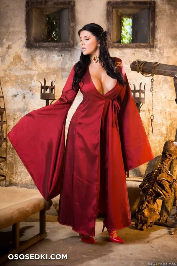 Romi Rain _ Game of Thrones _ Melisandre - Photo 1