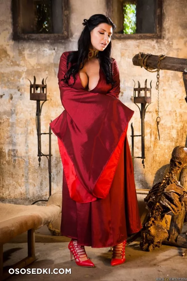 Romi Rain _ Game of Thrones _ Melisandre - Photo 3