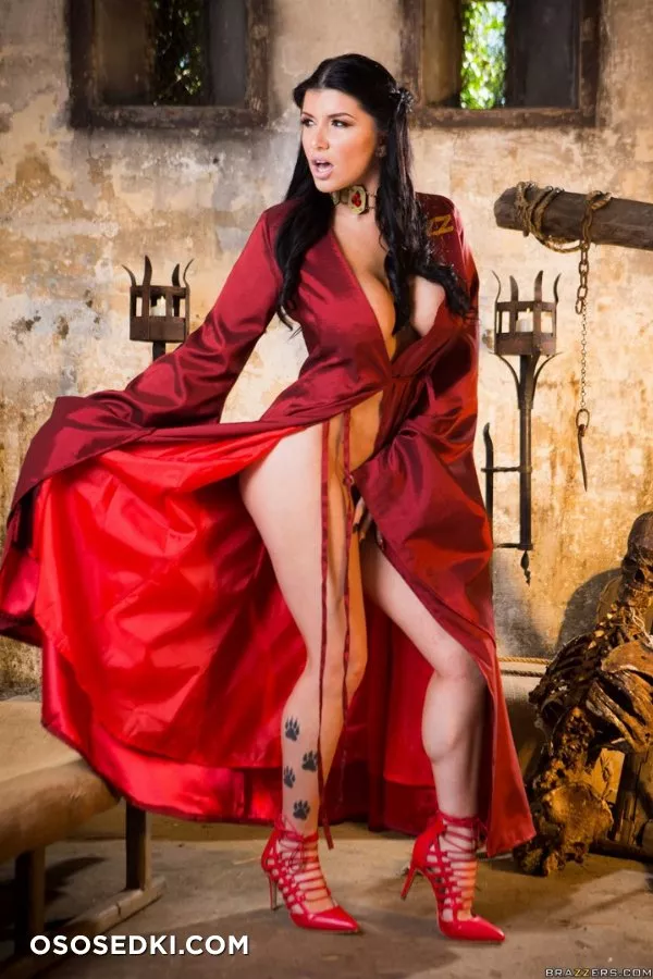 Romi Rain _ Game of Thrones _ Melisandre - Photo 6