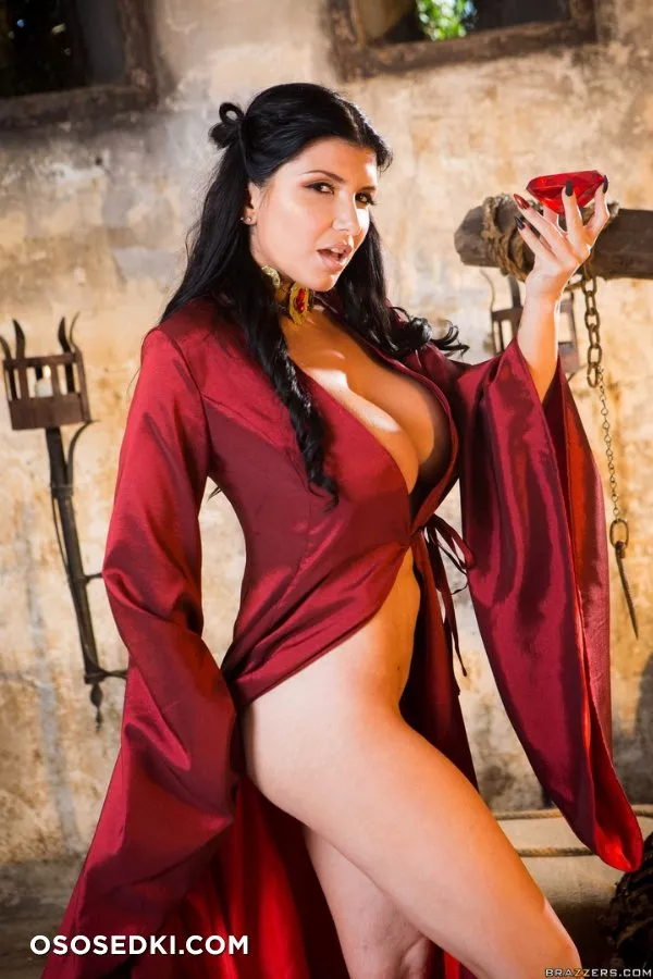 Romi Rain _ Game of Thrones _ Melisandre - Photo 25