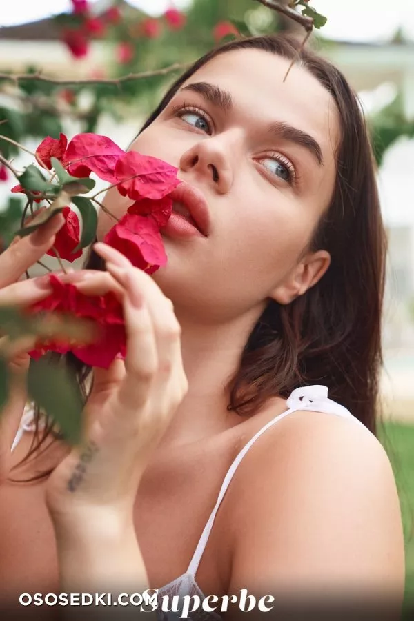 Lola Johnson - Photo 6