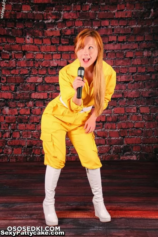 April O'Neil  - Photo 4