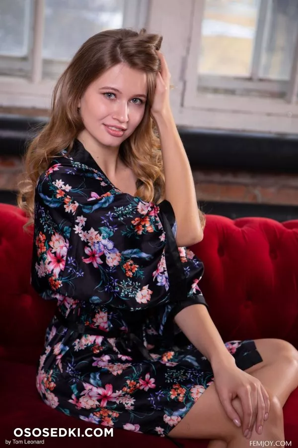 Stella Cardo in Red Velvet - FemJoy - Photo 1