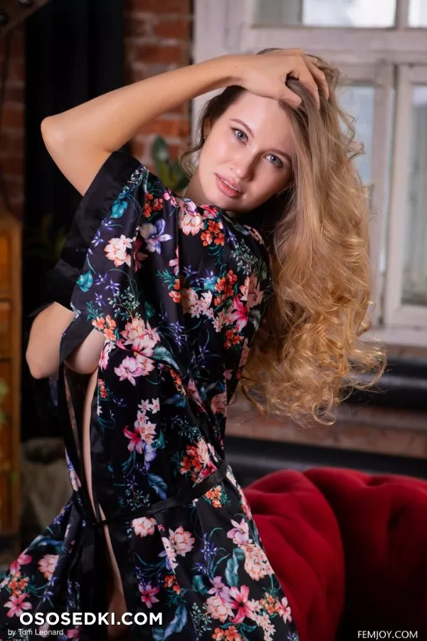 Stella Cardo in Red Velvet - FemJoy - Photo 13