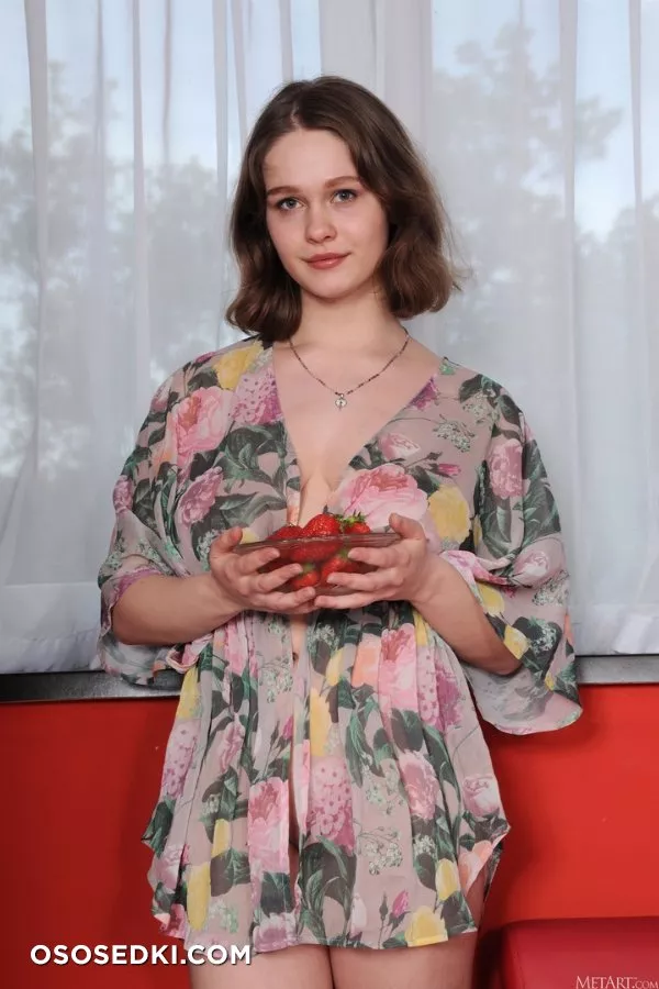 Aurelia Lu - Bearing Fruit - MetArt - Photo 3