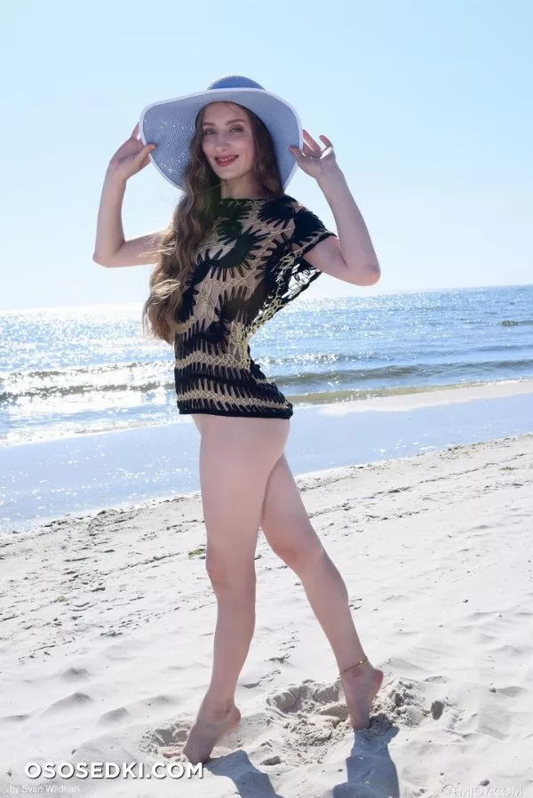 Imogen in Beach Day - FemJoy - Photo 10