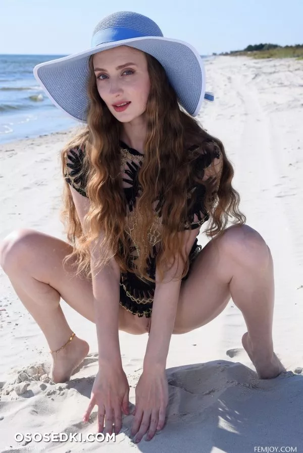 Imogen in Beach Day - FemJoy - Photo 30