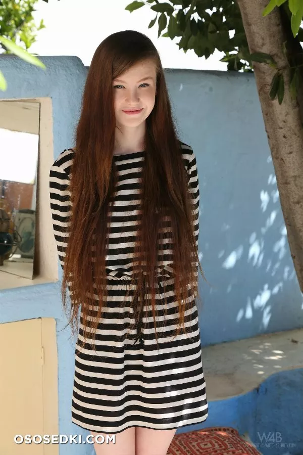 Emily Bloom - Handing Clothes (2014) - Photo 176