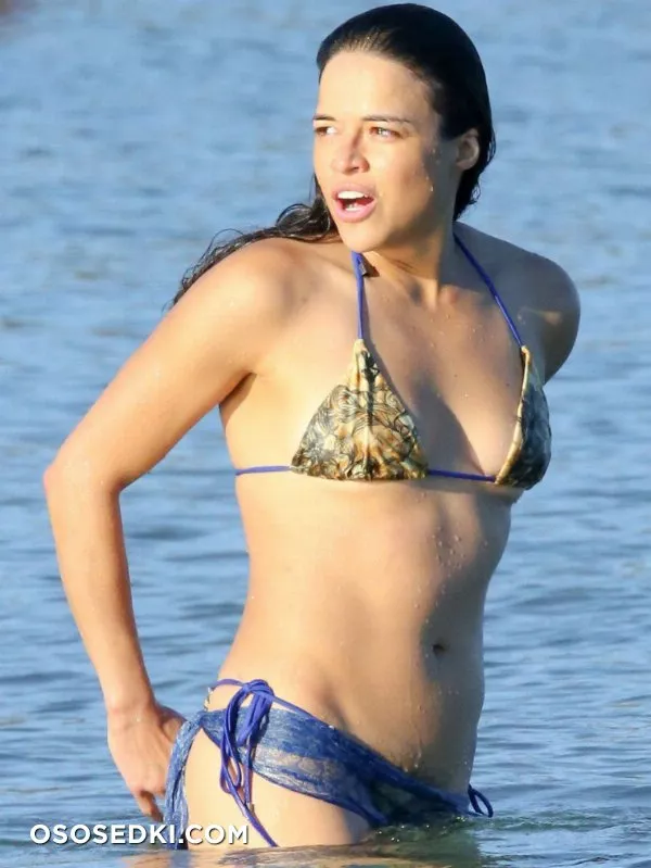 Мишель Родригес (Michelle Rodriguez) в бикини на Сардинии 03.08 - Photo 3