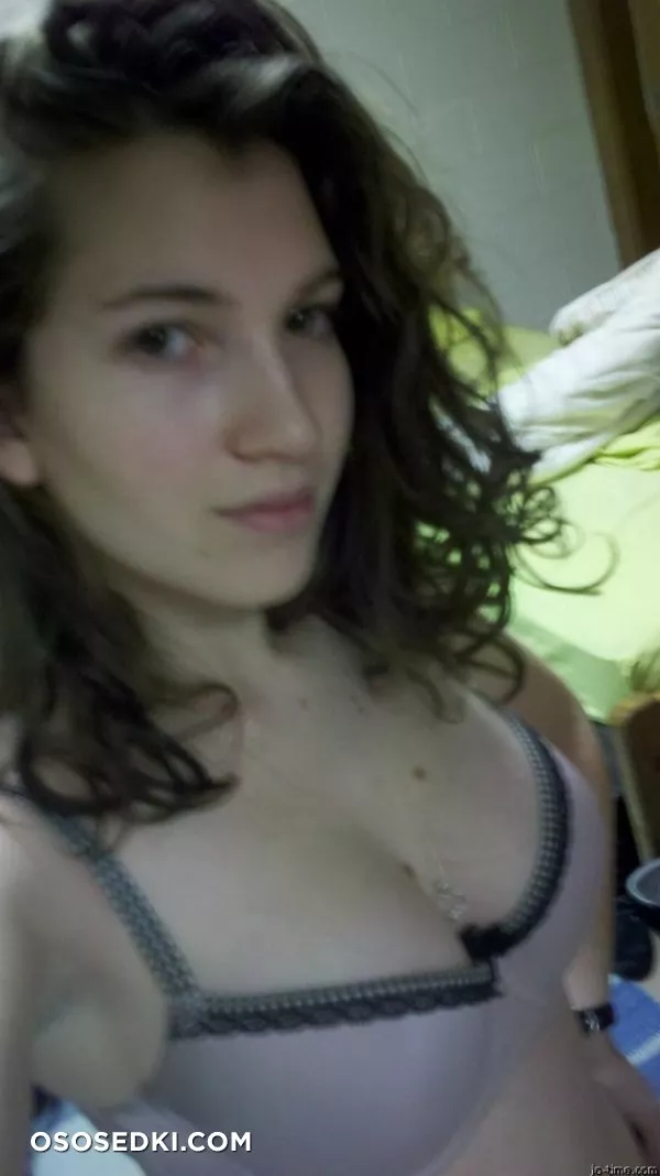 Dark Hair Cutie Nice Pert Tits - Photo 4