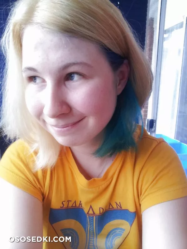Trying out blue hair, like? - Photo 1