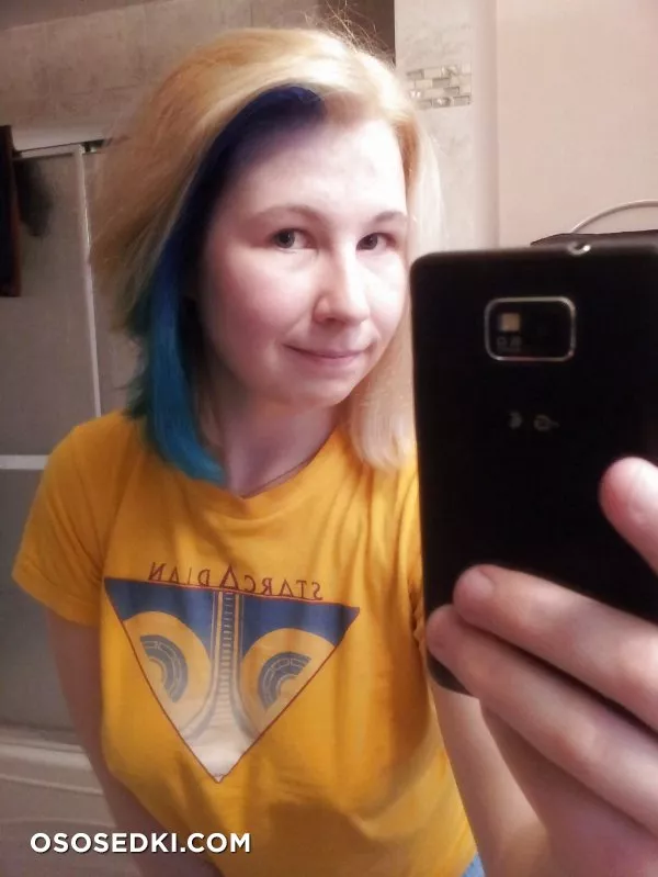 Trying out blue hair, like? - Photo 4