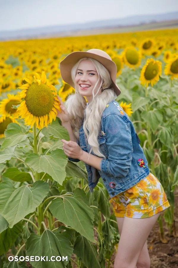 Nichameleon - Sunflower nude. Onlyfans, Patreon leaked 37 nude photos
